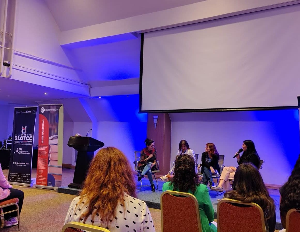 Cuatro investigadoras conversan en el escenario durante una mesa redonda.